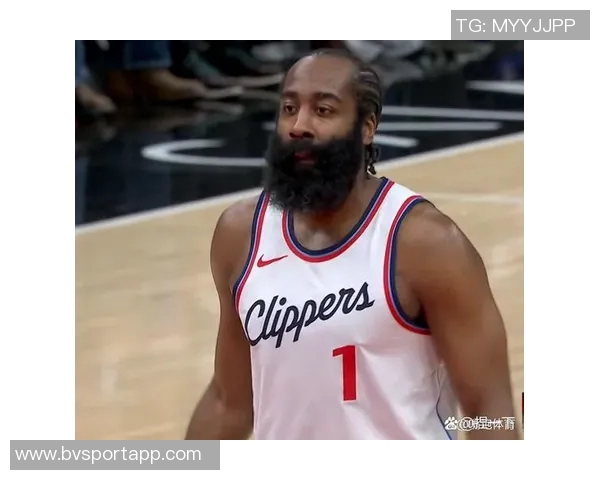 哈登半场表现出色10投6中砍下并列最高16分三分球命中率高达60无失误