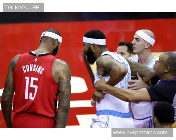 曼赞比与扬库托激烈争吵引发冲突后者将前者推倒广告牌现场惊险一幕